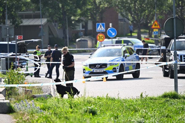 Policajti vyšetrujú pred mešitou po streľbe vo švédskom meste Örebro.