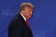 Americký prezident Donald Trump prichádza na tlačovú konferenciu po samite na Aljaške s Vladimirom Putinom.