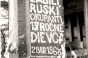 V auguste 1968 vstúpili vojská Varšavskej zmluvy do Československa, aby potlačili tzv. kontrarrevolúciu. Pred Univerzitou Komenského na Šafárikovom námestí zastrelili študentku Danku Košanovú a ďalších dvoch ľudí.