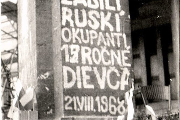 V auguste 1968 vstúpili vojská Varšavskej zmluvy do Československa, aby potlačili tzv. kontrarrevolúciu. Pred Univerzitou Komenského na Šafárikovom námestí zastrelili študentku Danku Košanovú a ďalších dvoch ľudí.