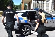 Policajti odviezli Stanislava zo súdu do väznice.