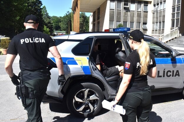 Policajti odviezli Stanislava zo súdu do väznice. (zdroj: ilustračné - Korzár/Róbert Bejda)