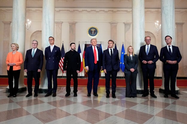 Európski lídri na stretnutí s Donaldom Trumpom a Volodymyrom Zelenským. (zdroj: TASR/AP)