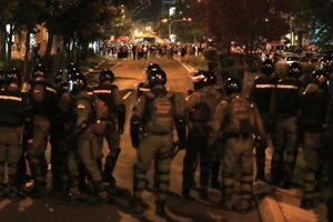 V Belehrade voči demonštrantom zasahovala polícia.