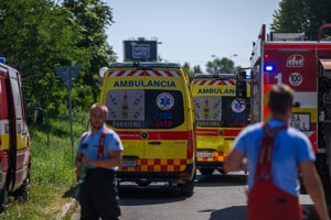 Hasiči a sanitky na mieste požiaru v bratislavskej mestskej časti Ružinov.