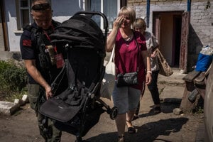41-ročná Natália Nachalenková, plače, keď odchádza z rodinného domu a lúči sa s matkou, ktorá plánovala odísť neskôr v týždni.