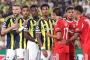 Momentka zo zápasu Fenerbahce SK - Benfica Lisabon, vľavo Milan Škriniar