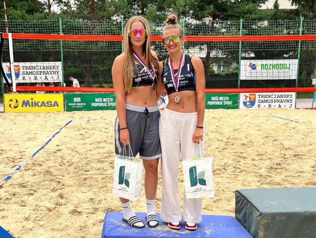 Zľava Lívia Suchánková a Dominika Argalášová. (zdroj: Beachvolley club Krivá)