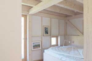 Spálňa majiteľov je na prízemí. Ako si priali, architekt im navrhol dom tak, aby nepotrebovali vyjsť na poschodie.
