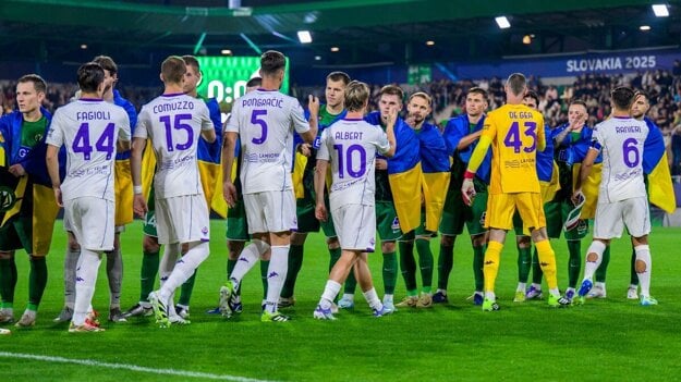 Futbalisti si podávajú ruky pred prvým zápasom 1. kola play-off Konferenčnej ligy FC Polissija Žytomyr - AFC Fiorentina v Prešove (zdroj: TASR)