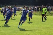Tvrdošín (v modrých dresoch) vyhral doma nad Oravskou Jasenicou 3:0.