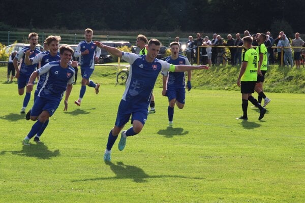 Tvrdošín (v modrých dresoch) vyhral doma nad Oravskou Jasenicou 3:0.