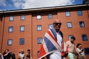 Skupina protestujúcich sa zhromaždila pred hotelom v Birminghame.