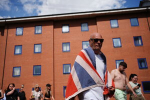 Skupina protestujúcich sa zhromaždila pred hotelom v Birminghame.