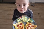 Bratia z Rabče oceňujú kreatívny prístup svojej mamy na tanieri.
