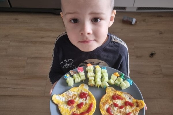 Bratia z Rabče oceňujú kreatívny prístup svojej mamy na tanieri.