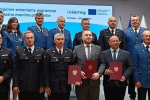 Predstavitelia hasičských zborov Poľska a Slovenska pri podpise zmluvy.