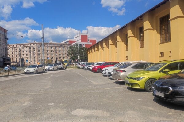 Najväčšou plochou, ktorá prejde premenou je parkovisko na západnej strane haly.