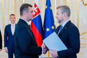 Martin Venhart a prezident Peter Pellegrini počas vymenovania predsedu Slovenskej akadémie vied v Prezidentskom paláci v júni tohto roka. 