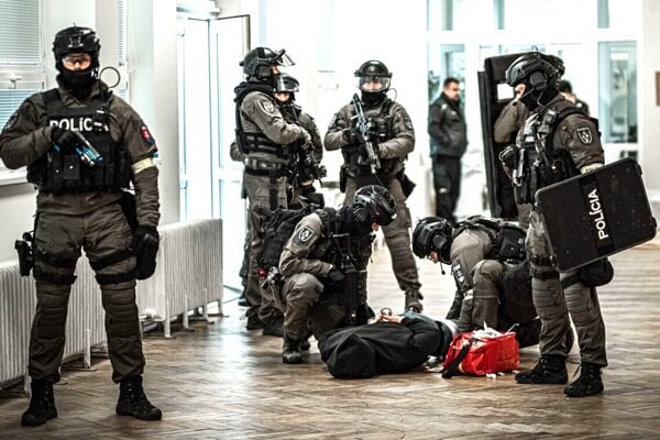 V kauze Funeral súd prepustil z väzby expolicajta, ktorý bral úplatky. Začal spolupracovať