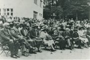 Spisovatelia na oslave 80 rokov Terézie Vansovej v roku 1937 
v sliačskych kúpeľoch.
