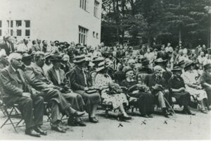 Spisovatelia na oslave 80 rokov Terézie Vansovej v roku 1937 
v sliačskych kúpeľoch.