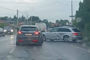 V Kráľovskom Chlmci na hlavnom ťahu sa zrazili dve autá. 