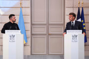 Francúzsky prezident Emmanuel Macron (vpravo) na spoločnej tlačovej konferencii s ukrajinským prezidentom Volodymyrom Zelenským.