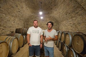 Bratia Tomáš a Gabriel Kasnyikovci vedú rodinné vinárstvo v Strekove.