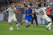 Na snímke uprostred hráč Slovenska Leo Sauer, vľavo hráč Nemecka Joshua Kimich a vpravo hráč Nemecka Nnamdi Collins v úvodnom kvalifikačnom zápase na MS 2026.
