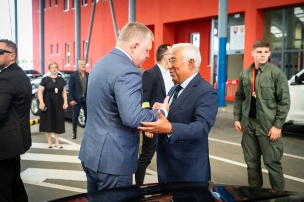 Predseda Európskej rady Costa a slovenský premiér Fico vo Vyšnom Nemeckom. (zdroj: TASR/Úrad vlády SR)