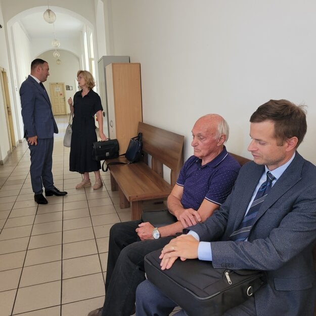 Vzadu právnik nemocnice a pracovníčka komerčnej poisťovne. (zdroj: mh)