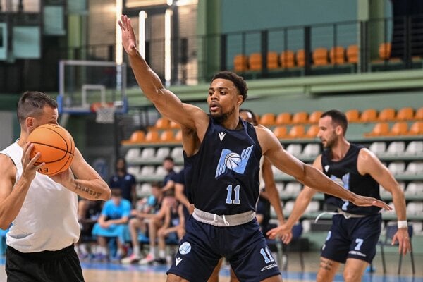 Dimitrius Underwood (č. 11) sa prvýkrát predstavil v tíme Nitra Blue Wings. 