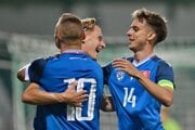 Nino Marcelli, Miroslav Sovič a Mário Sauer sa tešia z gólu počas kvalifikačného zápasu na ME 2027 hráčov do 21 rokov D-skupiny Slovensko - Andorra.