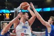 Srbský basketbalista Nikola Jokič v zápase proti Fínsku na ME 2025.