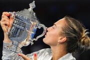 Aryna Sabalenková bozkáva trofej pre víťazku US Open 2025.
