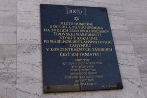 Pamätná tabuľa obetiam holokaustu v Humennom.