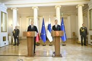 Fínsky prezident Alexander Stubb (vpravo) na tlačovej konferencii po stretnutí s poľským prezidentom Karolom Nawrockým.