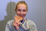 Viktória Chladoňová s bronzovou a striebornou medailou z juniorských MS v cyklistike 2024.