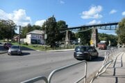 Križovatka Morovnianskej cesty s Prievidzskou ulicou. 