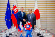Na snímke vľavo prezident SR Peter Pellegrini v rámci svojej tohtotýždňovej návštevy Japonska v utorok rokoval s japonským premiérom Šigeru Išibom (vpravo). 