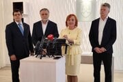 Prievidza a Bojnice môžu prísť o elektrobusy za milióny. Katarína Macháčková a Ladislav Smatana (druhý zľava) vyzývajú ministra Migaľa, aby konal. 