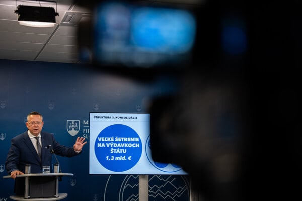 Minister financií Ladislav Kamenický predstavil 22 opatrení.