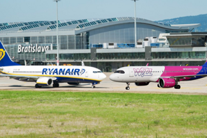 Ryanair na letisku v Bratislave vyhlásil vojnu Wizz Airu. Zatiaľ budú profitovať cestujúci
