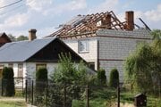 Zničená strecha rodinného domu v poľskej obci Wyryki v Lublinskom vojvodstve po dopade ruského dronu. 