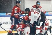 Skrumáš pred zvolenskou bránou počas zápasu 1. kola Tipsport ligy HC MONACObet Banská Bystrica - HKM Zvolen.