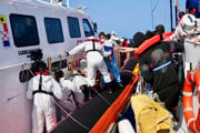 Príslušníci talianskej pobrežnej stráže evakuujú migrantov z plavidla NADIR prevádzkovaného organizáciou RESQSHIP pri pobreží sicílskeho ostrova Lampedusa.