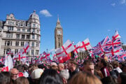 Ľudia demonštrujú počas pochodu a zhromaždenia „Unite the Kingdom“, ktoré v Londýne viedol Tommy Robinson.