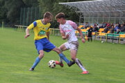 Andrej Zuber (v bielom drese) si v Dlhej otvoril strelecký účet.