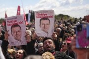 Stúpenci väzneného istanbulského primátora Ekrema Imamogla.